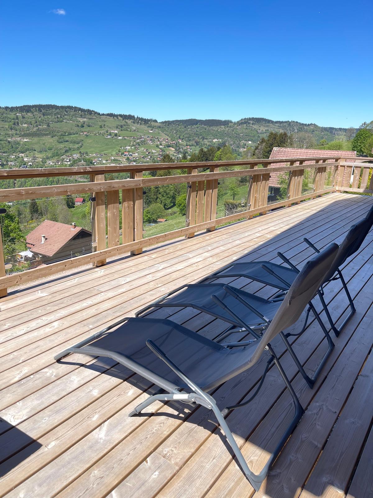 Espace détente sur la terrasse panoramique du chalet